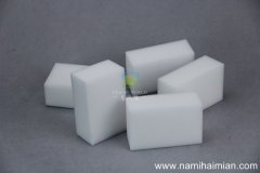 怎樣去除衛(wèi)生間鏡子上的頑固水漬？用納米海綿