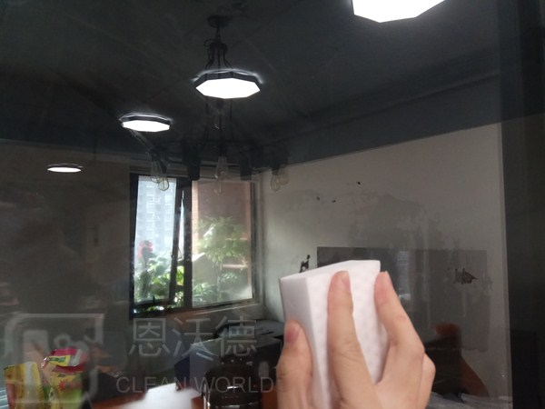 玻璃上的污漬怎用什么去除呢？玻璃上有水垢怎么辦？